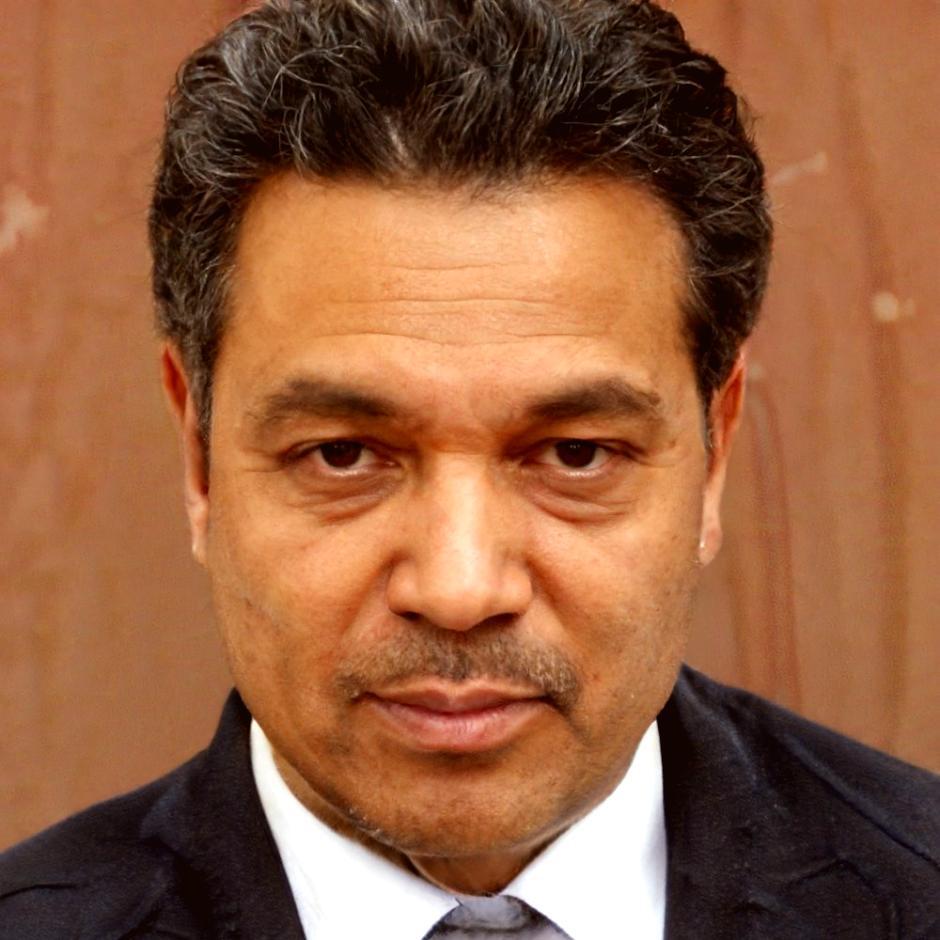 Estudiante tomando notas durante seminario en línea