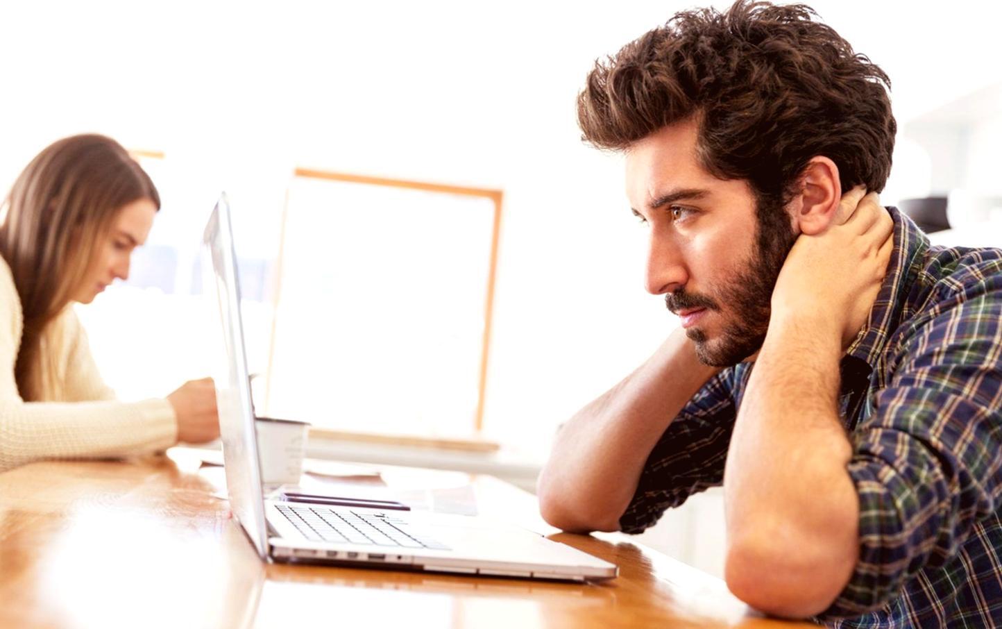 Análisis financiero en pantalla digital